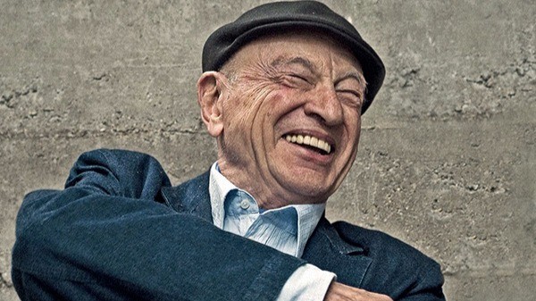 Edgar Morin, souriant, coiffé de sa casquette