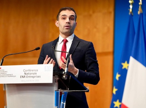 Ilian Moundib prend la parole lors d’une conférence sur la résilience climatique.