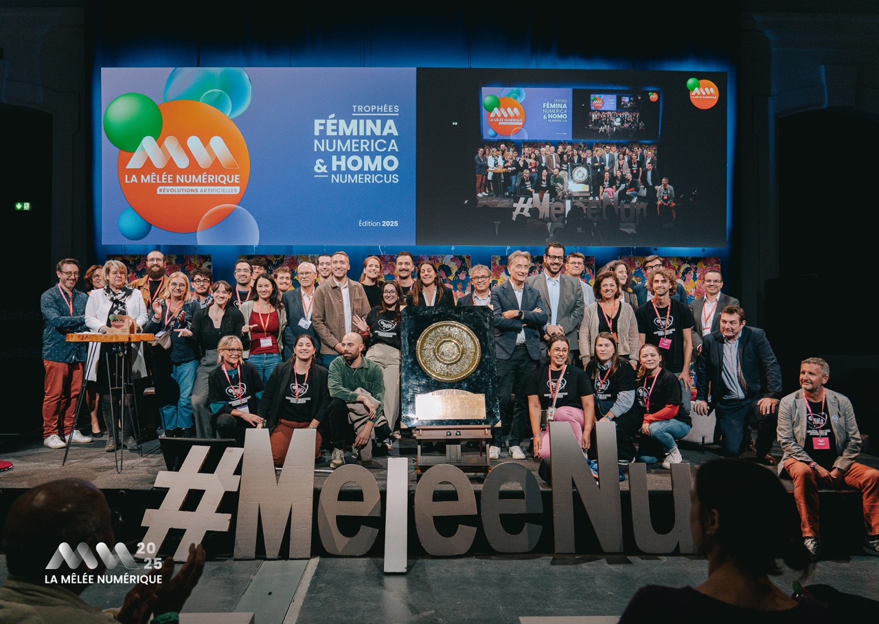 Les participants d’un événement de La Mêlée Numérique, réunis devant la scène.